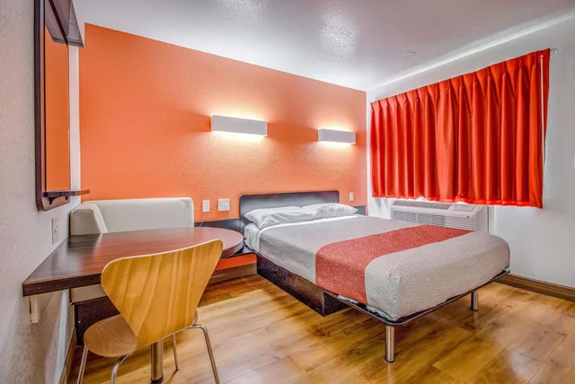 غرفة بسرير كوين، Motel6 Conroe, TX 8/10