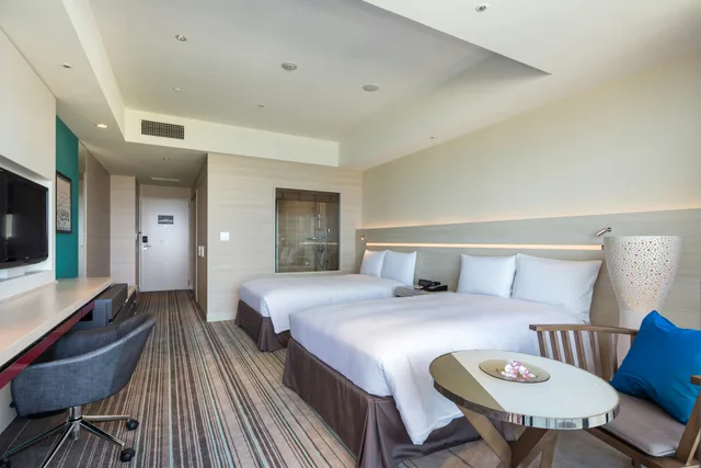 غرفة بسريرين منفصلين بإطلالة على البحر، Hilton Okinawa Chatan Resort 3/7
