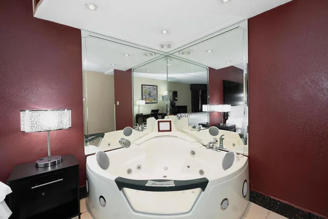 غرفة سوبيريور بسرير كينج بجاكوزي، Red Roof Inn and Suites Macon 5/5