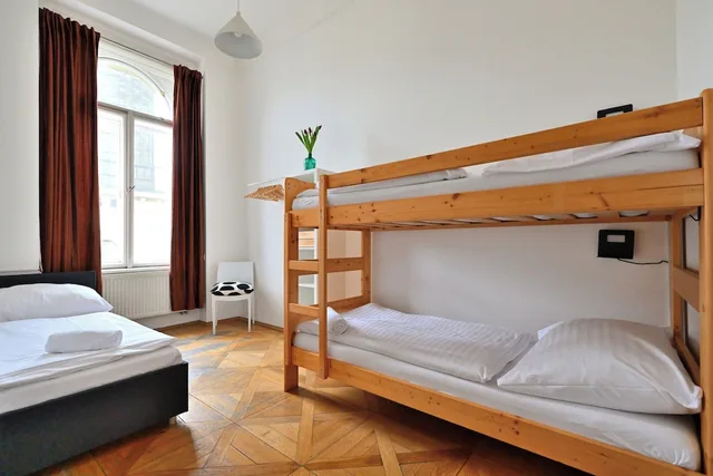 شقة تقليدية بسرير بطابقين بغرفتي نوم مع أريكة بمطبخ، Hybernska Apartments 3/10