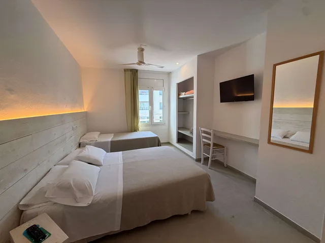 غرفة ثلاثية، Hostal Rom 2/6