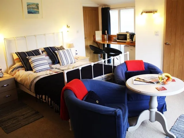 Room, King Bed, Riverside House 4/4