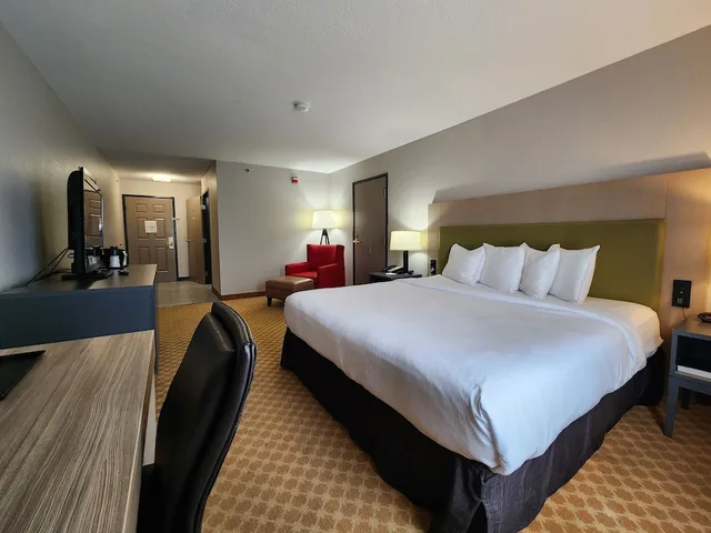 غرفة بسرير كينج لذوي الإعاقة، Country Inn & Suites by Radisson, Topeka West, KS 4/10