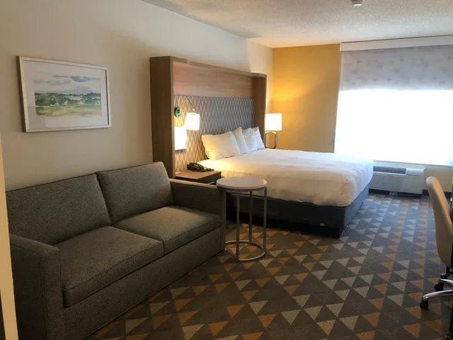 غرفة بسرير كينج مع أريكة، Holiday Inn Cleveland 1/5