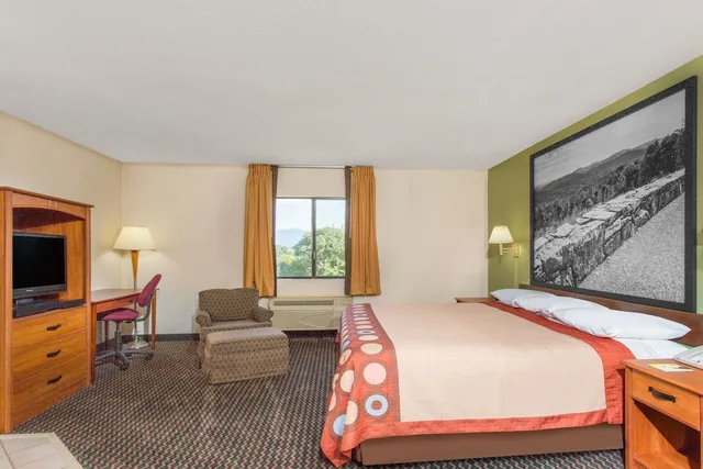 Upgrade, Suite, King Bed، Super 8 By Wyndham Bedford 3/8