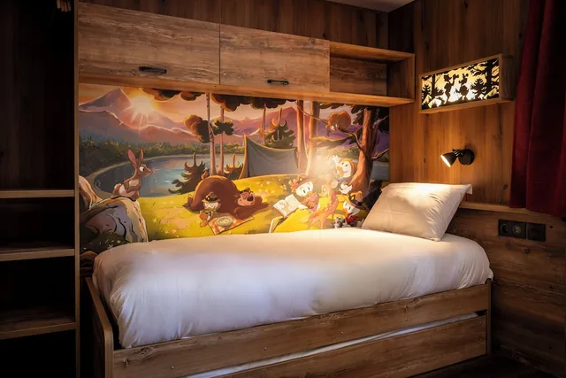 كابينة كلاسيكية بسرير كوين وسريرين فرديين، Disney S Davy Crockett Ranch 3/5