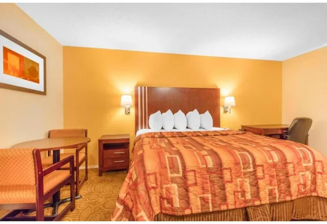 غرفة بسرير كينج لغير المدخنين بمطبخ، Motel6 Little Rock, AR - Airport 1/10