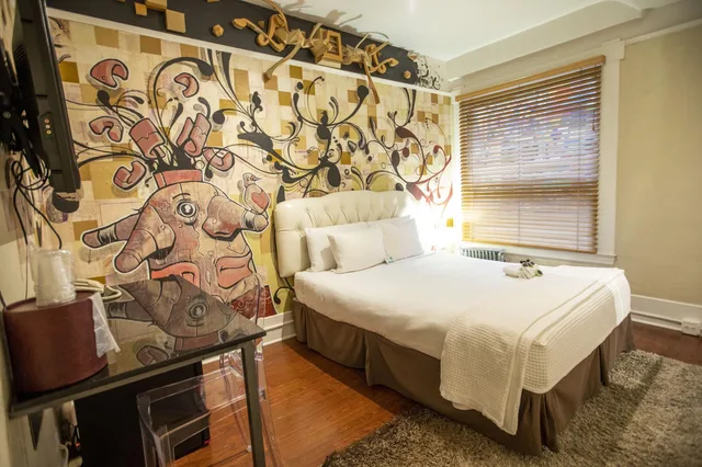 غرفة بسرير كوين، Hotel Des Arts 6/10