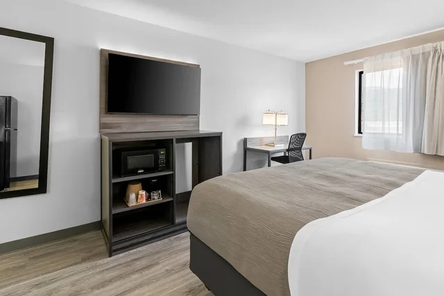 Efficiency, King Bed، Quality Inn New Martinsville, WV 5/9