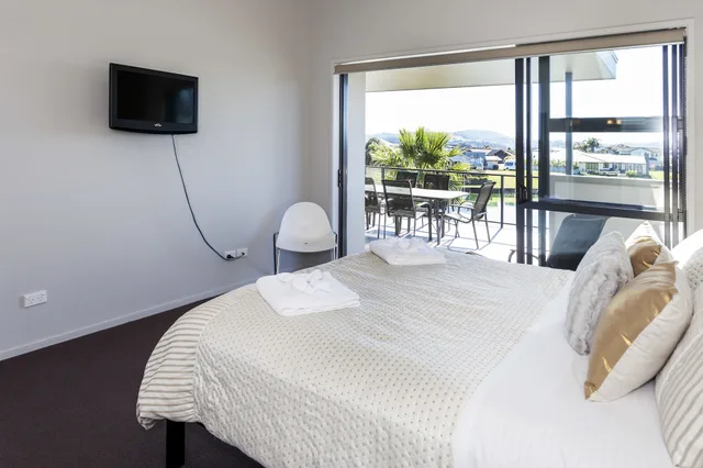 1 Bedroom, Deluxe, Villa, King Bed, Sovereign Pier on the Waterways 3/10