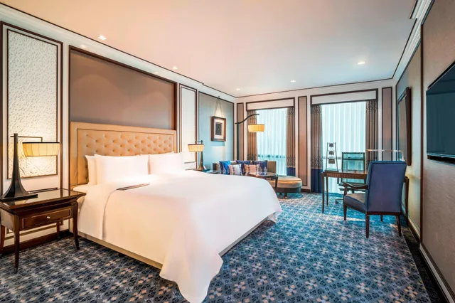 Royal, King Bed, Bathtub, THE ATHENEE HOTEL, A LUXURY COLLECTION HOTEL BANGKOK 2/8