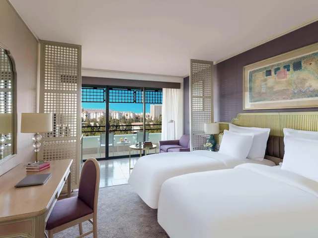 غرفة متصلة بسريرين منفصلين وسرير كينج بإطلالة على البحر، Rixos Downtown Antalya 4/19