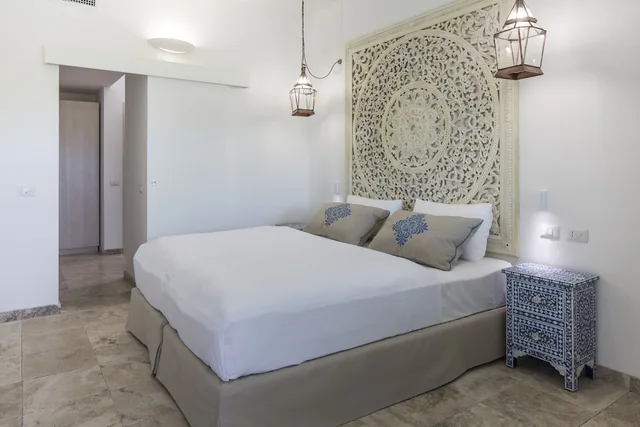 جناح جونيور بسرير كوين بشرفة بإطلالة جزئية على البحر مع أريكة، Falkensteiner Resort Capo Boi 1/8