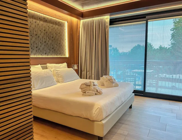 غرفة تنفيذية ثلاثية بسرير مزدوج وسرير فردي بشرفة، Alevic Hotel Sirmione 2/7