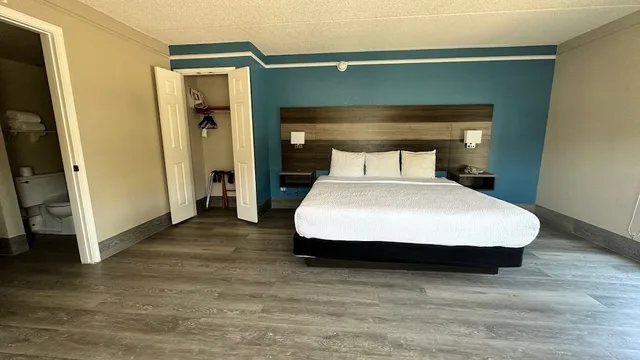 غرفة بسرير كينج، Days Inn by Wyndham San Diego Vista 2/10