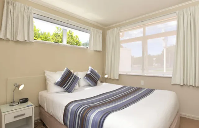 جناح ديلوكس بسرير كوين وسرير فردي بإطلالة على الحديقة بغرفة نوم واحدة بمطبخ صغير، Aarangi Motel 2/6