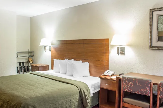 غرفة قياسية بسرير كينج، Quality Inn Selma NC 2/5