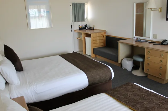 غرفة عائلية بسرير كوين وسريرين منفصلين، Hospitality Inn Geraldton SureStay Collection by Best Western 2/8
