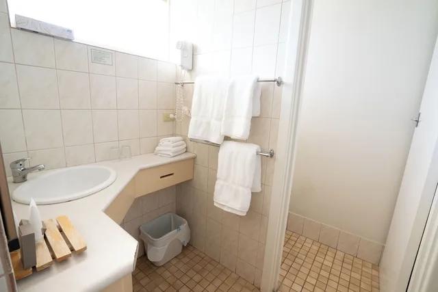 غرفة ثلاثية بسرير كوين وسرير فردي، Hospitality Inn Geraldton SureStay Collection by Best Western 7/9