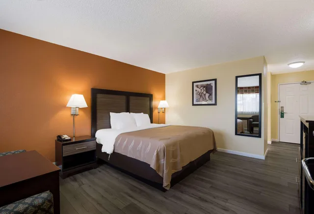 غرفة بسرير مزدوج، Quality Inn and Suites Medford Airport 2/2