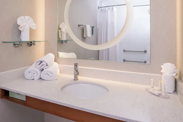 جناح بسرير كينج مع سرير سحّاب إضافي لذوي الإعاقة، SpringHill Suites Huntsville Downtown 3/7