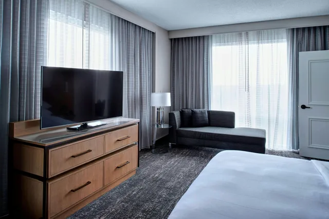 جناح، Auburn Hills Marriott Pontiac 1/2