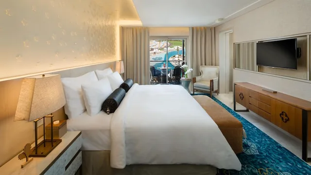 غرفة ديلوكس بسرير كينج بإطلالة على البحر، Kempinski Summerland Hotel & Resort Beirut 2/4