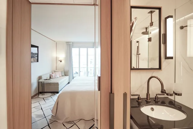 Room, King Bed, Riverside، Storchen Hotel Zurich 4/5
