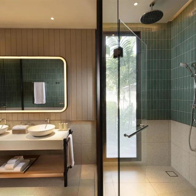 غرفة بسرير كينج بشرفة، Hilton Burau Bay Langkawi Resort 15/20