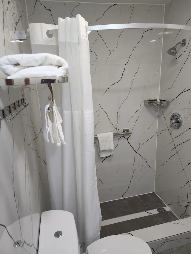 غرفة قياسية بسريرين مزدوجين، Rodeway Inn Livingston, TX 5/5
