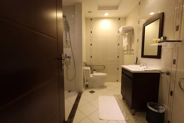 3 Rooms, Suite, 1 Queen and 4 Single Beds, Al Rayyan Makiya Towers Hotel 9/10