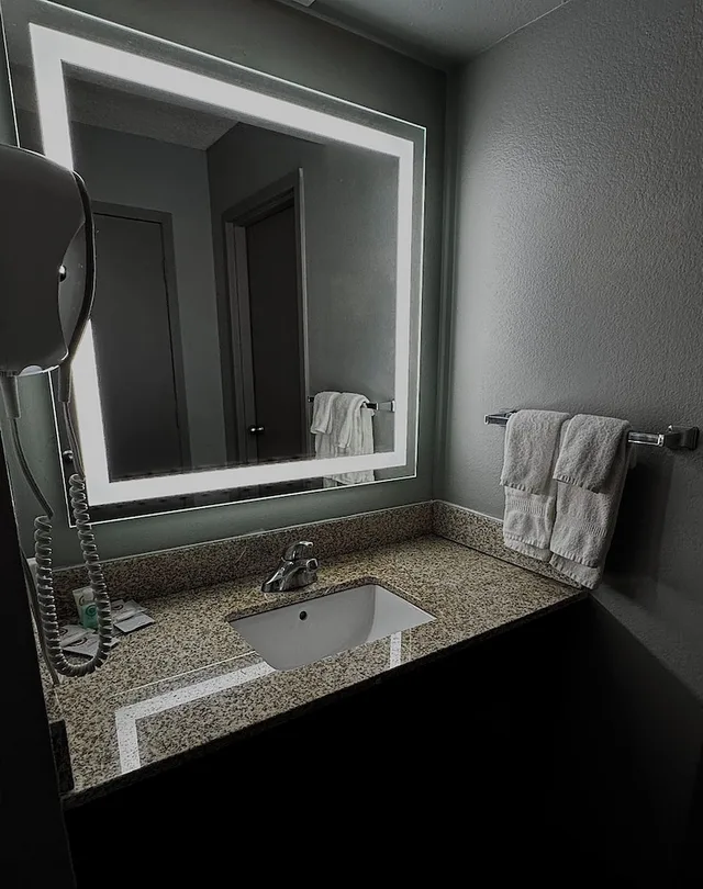 جناح بسرير كينج، Comfort Inn and Suites Madison Airport 4/4