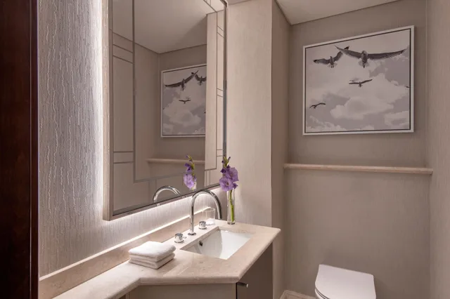 جناح بانورامي بسريرين مزدوجين بإطلالة على البحر بشرفة بغرفتي نوم، The St. Regis Marsa Arabia Island, The Pearl Qatar 6/10