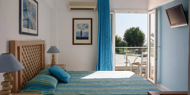 غرفة بسرير مزدوج بإطلالة على البحر بشرفة، Alesahne Beach Hotel 4/10