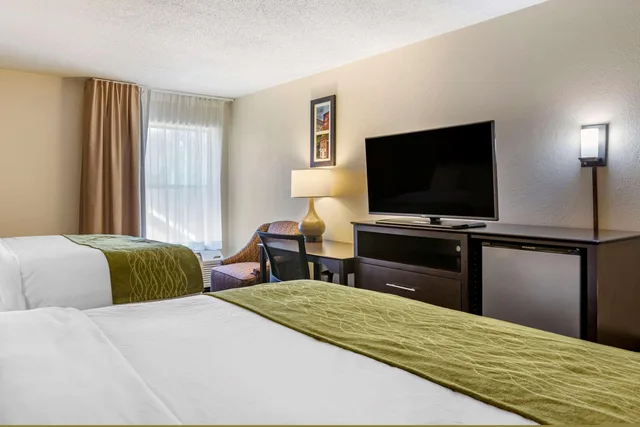 Room, 2 Queen Beds, Comfort Inn Wings Stadium 5/5