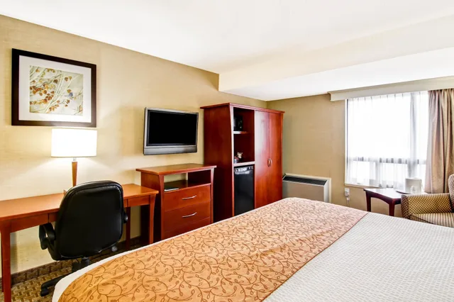غرفة قياسية بسرير كينج، Quality Inn Kitchener, ON 4/6