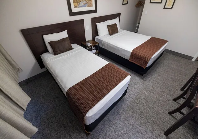 غرفة قياسية بسرير مزدوج وسرير فردي، Stovepipe Wells Village Hotel 3/4