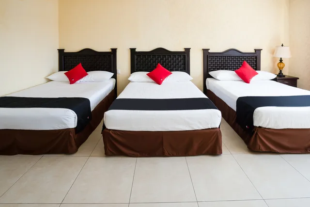 غرفة قياسية بثلاثة أسرّة، Capital O Hotel Los Caracoles 2/6