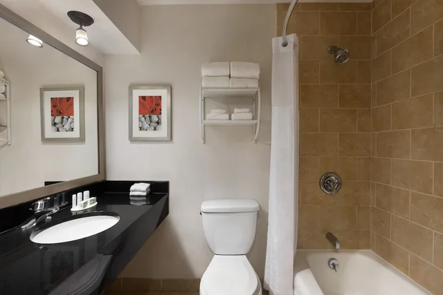 Room, 2 Queen Beds, Water Front، Ramada by Wyndham Sarasota Waterfront 3/3