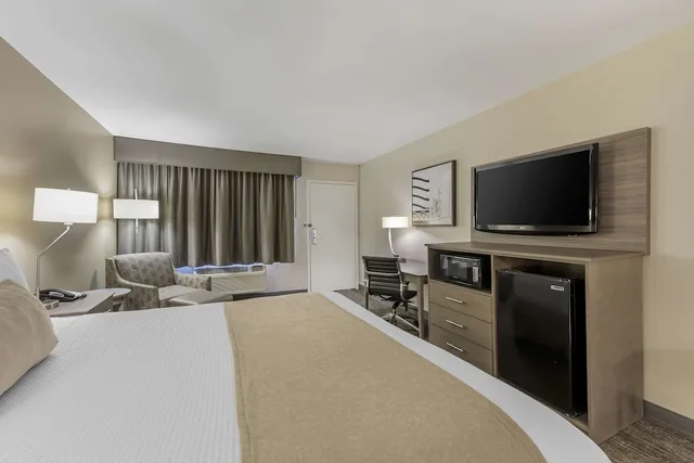 غرفة بزنس بسرير كينج، Best Western Plus Executive Inn 1/11