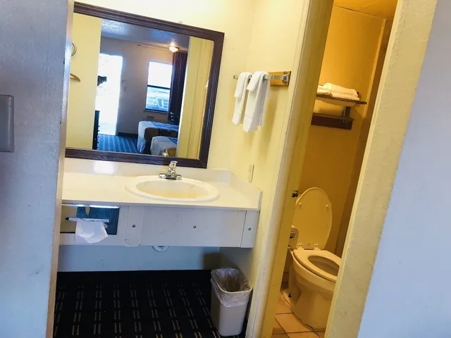 غرفة بسرير مزدوج، Americas Best Value Inn Suites 3/3