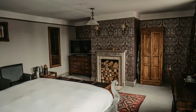 Chic, Double Bed, The Elephant Hotel 2/2