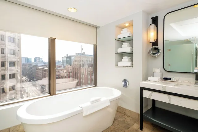 Room, King Bed, Water View, Corner، Hotel 1000 Seattle 5/7
