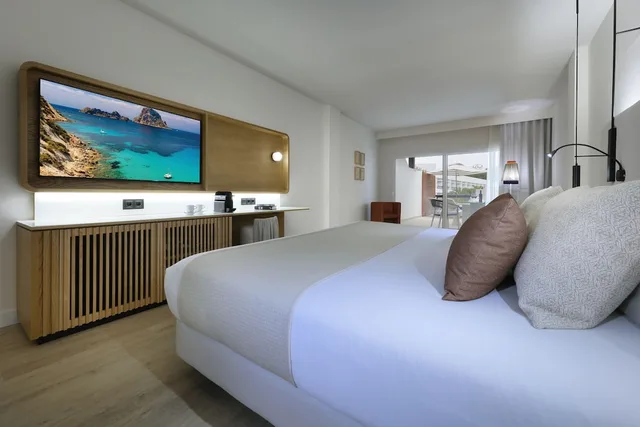 جناح جونيور بسرير كينج بشرفة بحوض جاكوزي، GRAND PALLADIUM PALACE IBIZA RESORT 1/6