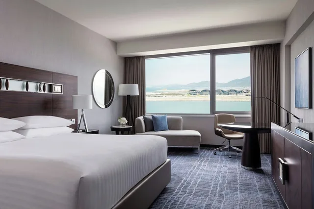 Room, King Bed, Sea View, Hong Kong Skycity Marriott Hotel 1/6