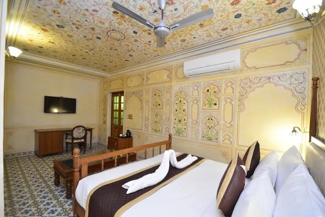 غرفة تقليدية بسرير كوين، Neemrana S Hill Fort Kesroli 1/3