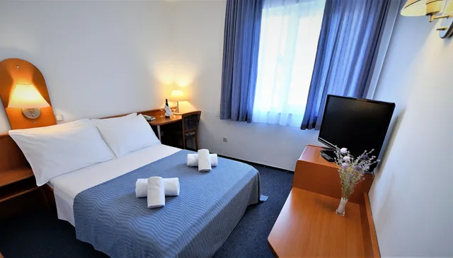 غرفة قياسية بسرير مزدوج بإطلالة على المتنزه، Hotel Alkar 7/10