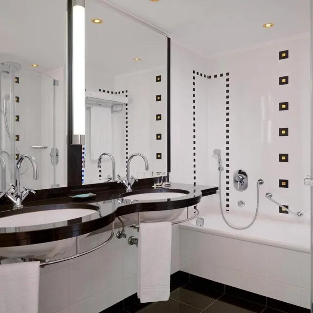 غرفة ديلوكس بسرير فردي وسرير كوين، The Westin Grand Munich 2/4