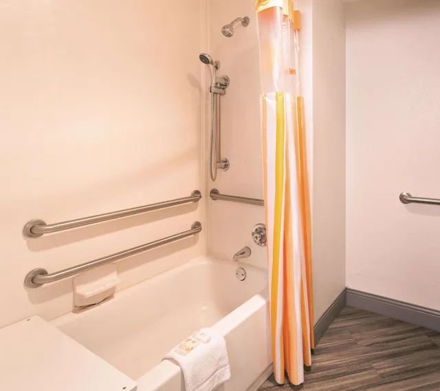 غرفة بسرير مزدوج لذوي الإعاقة، La Quinta Inn & Suites by Wyndham Miami Airport East 7/7