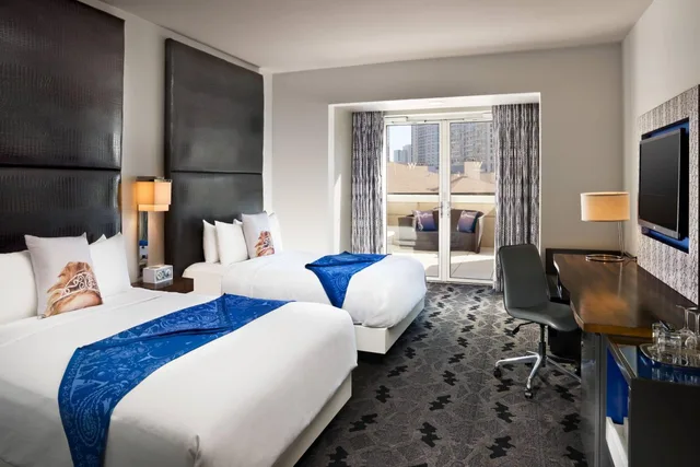 Premier, Queen Bed, City View, Balcony, W Dallas Victory 1/3